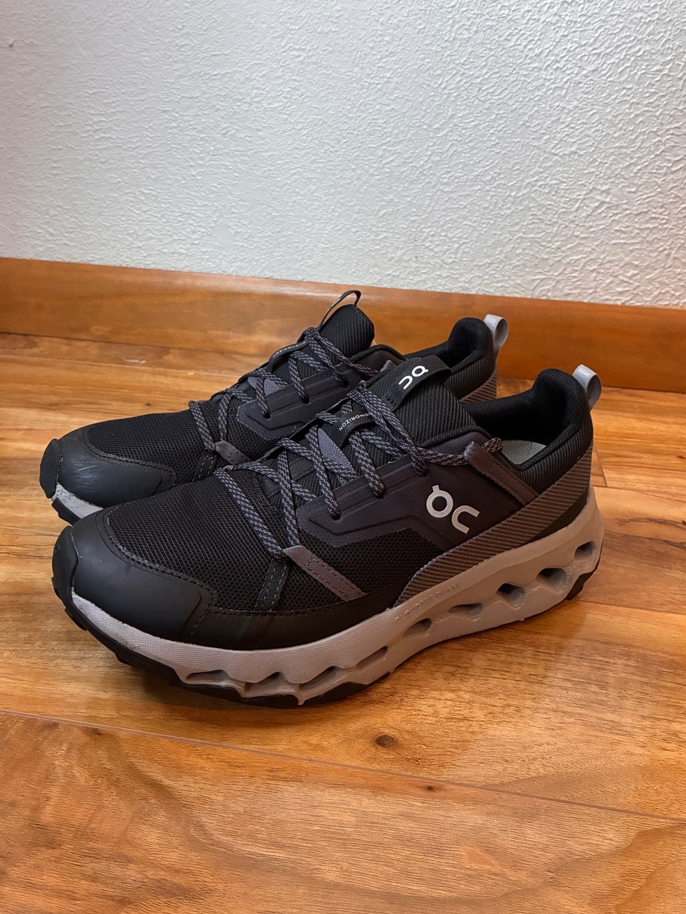 On Cloud Women’s Cloudhorizon Athletic Hiking Shoe Sneakers, black/gray- size 8
